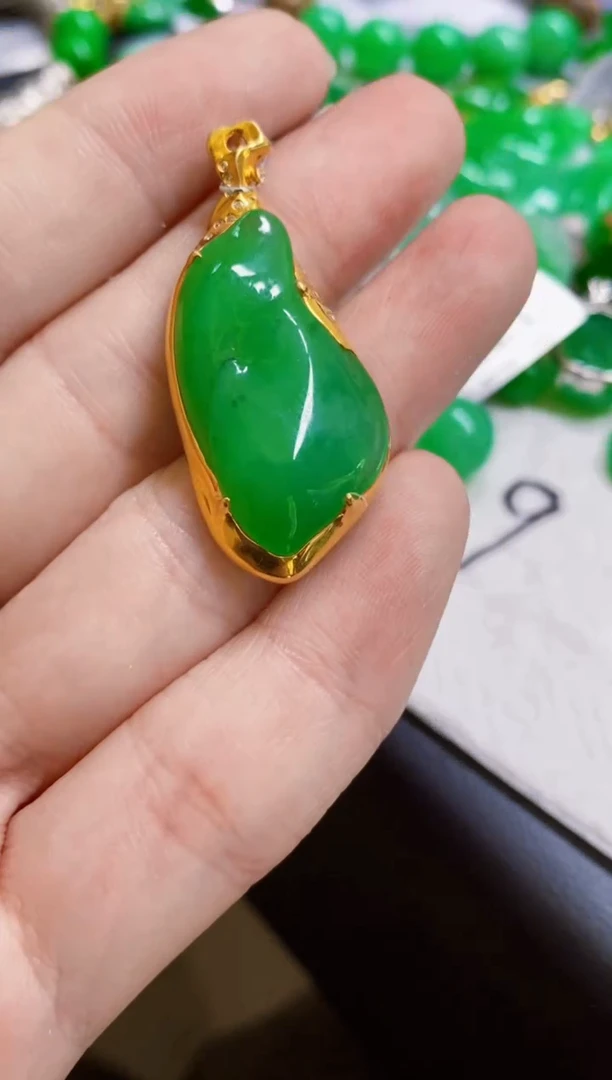 颈饰18K金镶嵌翡翠随型