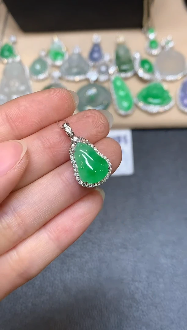 颈饰18K金镶嵌翡翠福瓜【无服务费