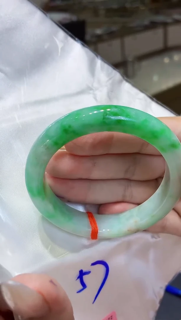 翡翠手镯未镶嵌翡翠手镯