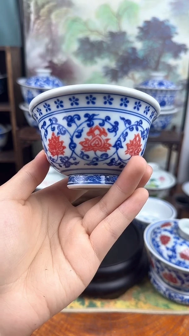 陶瓷青花釉里红缠枝莲压手杯