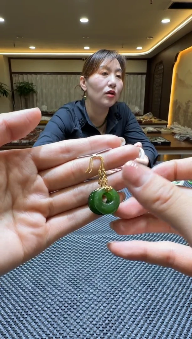 颈饰18K金镶嵌和田玉耳饰一对