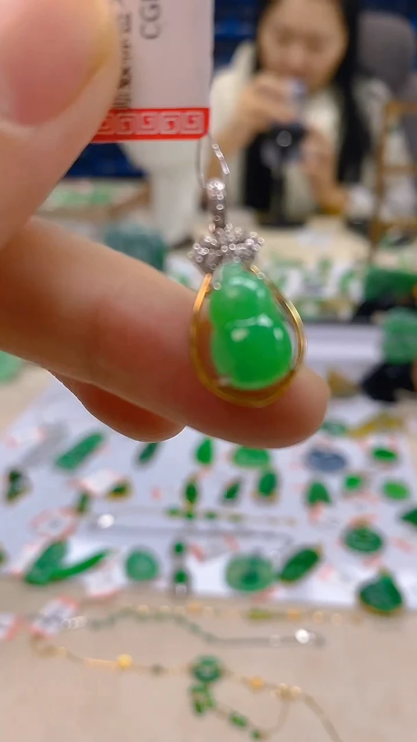 颈饰18K金镶嵌翡翠新号开播 全场乱卖