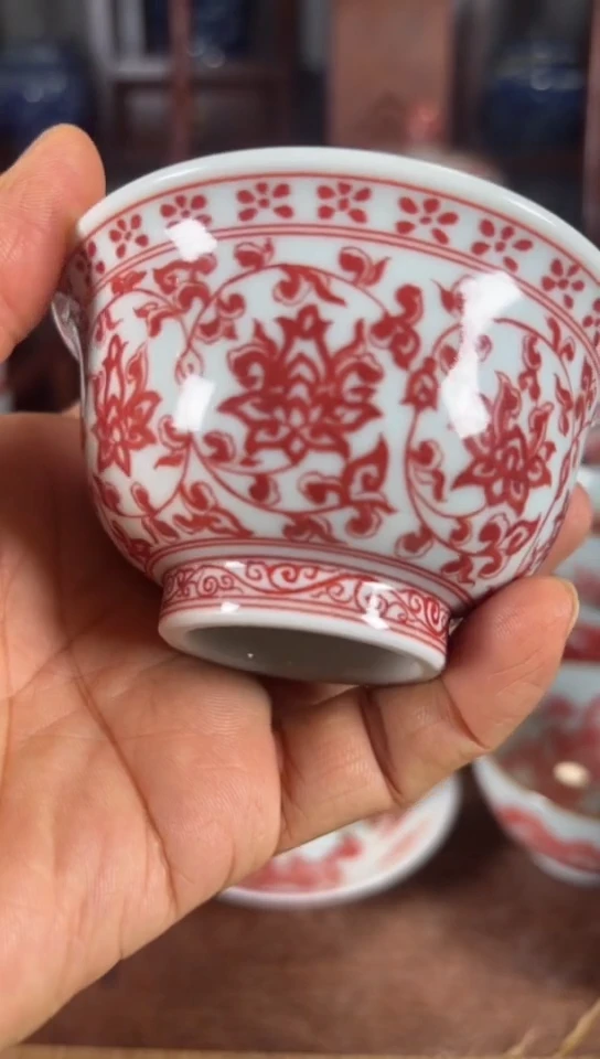 柴窑釉里红缠枝莲杯杯