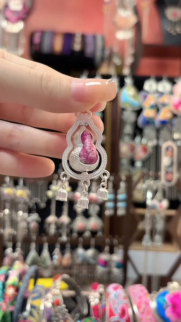 织绣云织谣老绣饰品  80