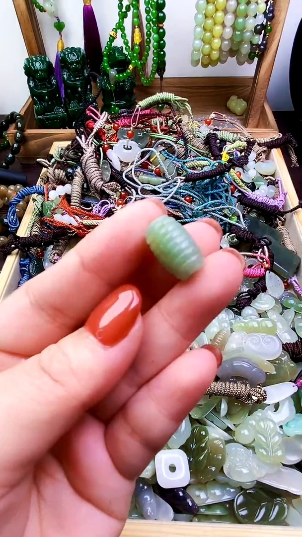 和田玉未镶嵌颈饰吊坠