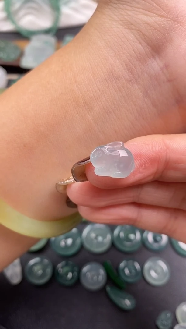 颈饰未镶嵌翡翠兔子