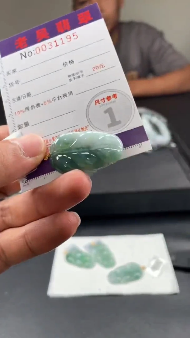 翡翠18K金镶嵌颈饰缅甸A货翡翠