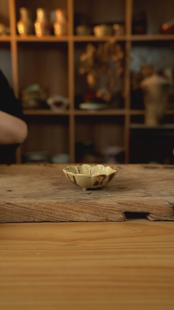 虎皮系列的三脚花瓣碟1个