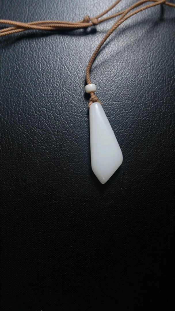 颈饰未镶嵌和田玉吊坠