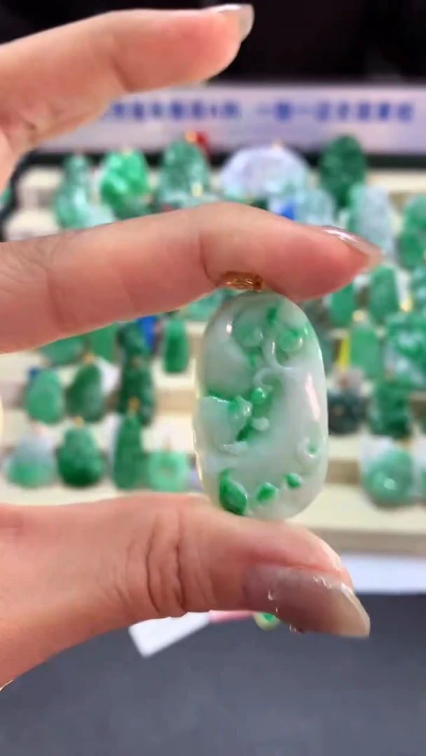 【闪购商品】翡翠吊坠(不含链)18K金镶嵌挂件