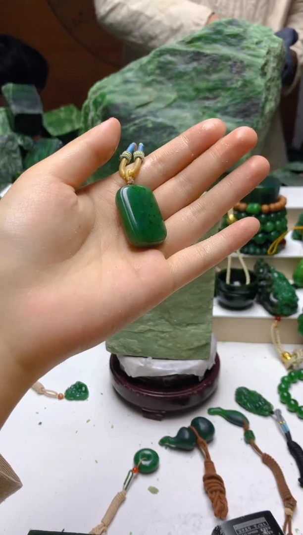 未镶嵌和田玉（碧玉）珠宝半成品随机发货1个