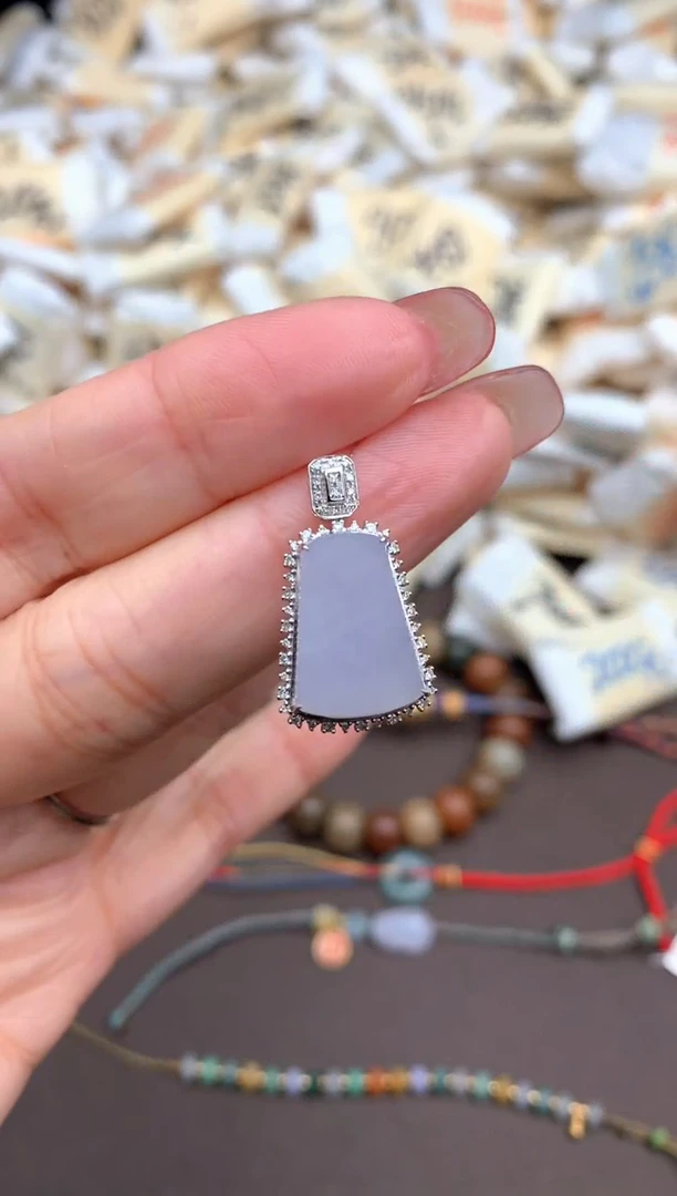 翡翠挂件18K金镶嵌一