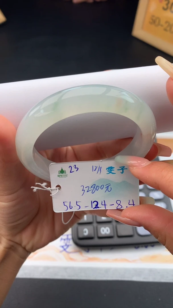 未镶嵌手镯翡翠自带#送人#，联系客服核对地址~