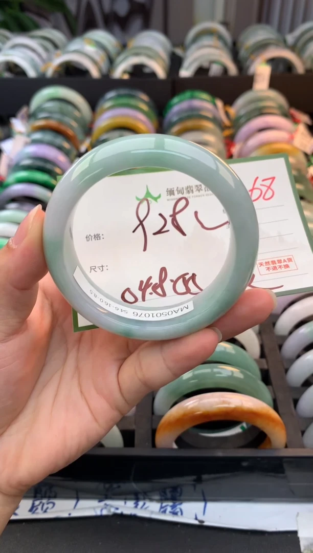 未镶嵌定制翡翠明*?毛货需精细抛光+多人