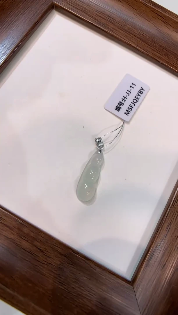 颈饰18K金镶嵌翡翠福豆