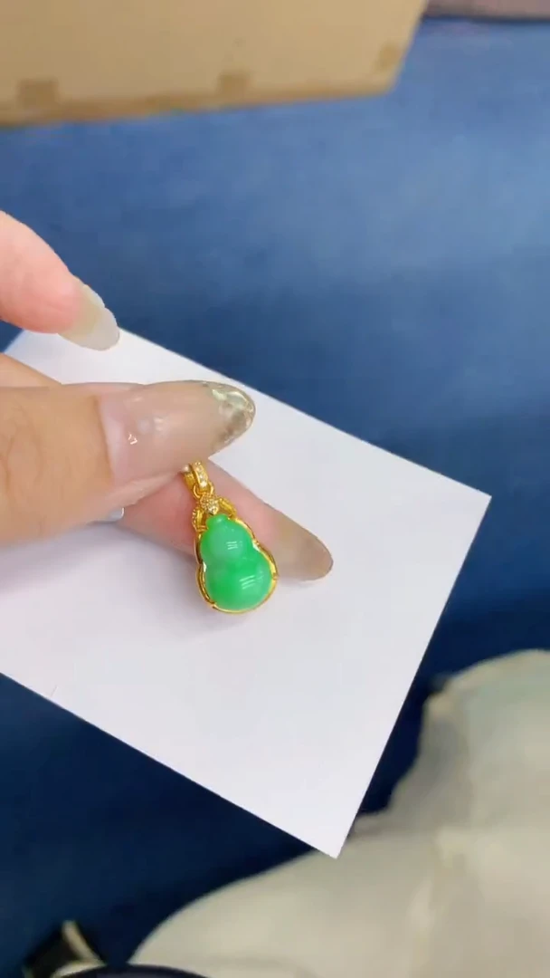 翡翠未镶嵌颈饰           1