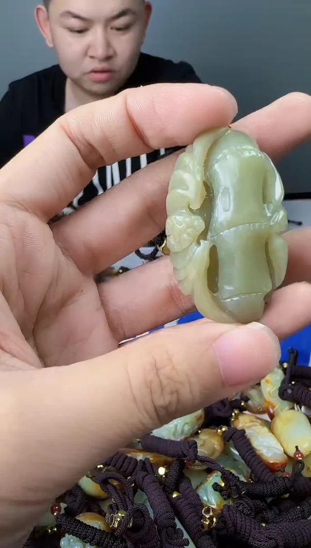 和田玉未镶嵌颈饰1