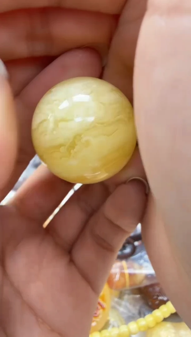 未镶嵌琥珀裸石如图