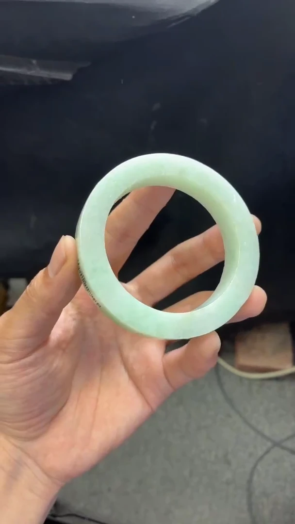 未镶嵌正圈定制翡翠是***?天然翡翠手镯定制