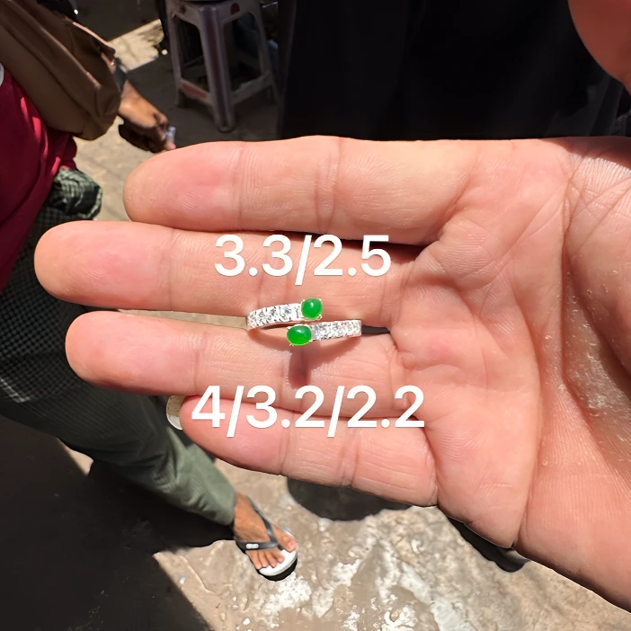 0620(小哪吒在源头)冰种翡翠阳绿戒面共两颗干净肉细荧光足M20