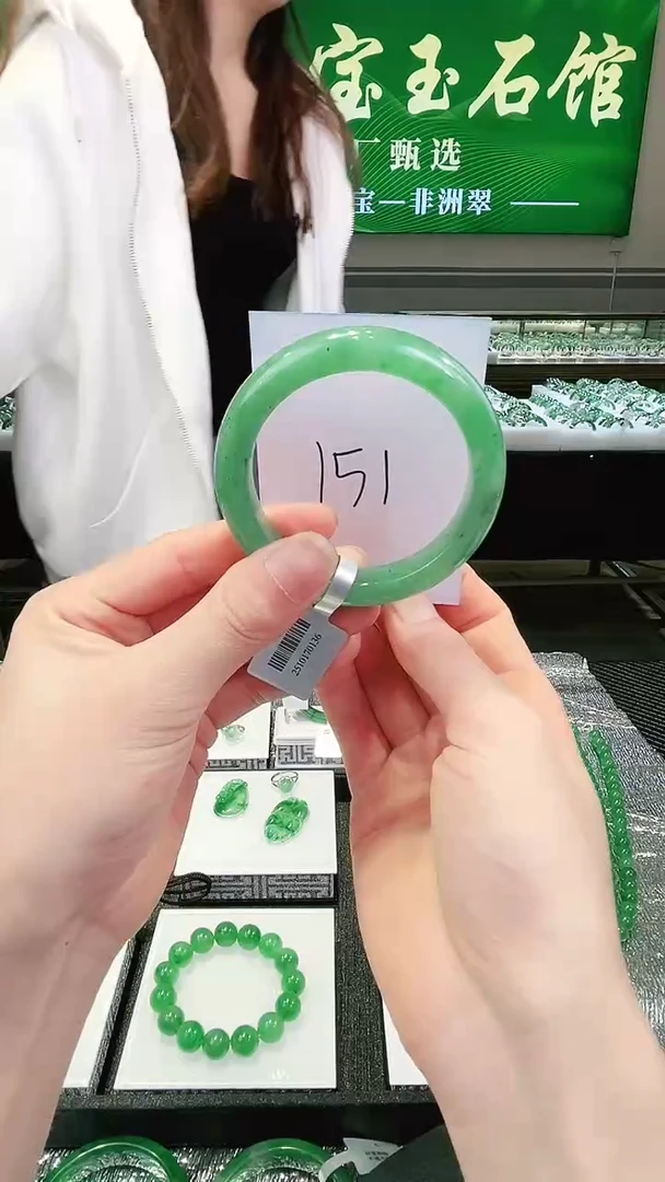 未镶嵌手镯石英质玉（非洲翠）微瑕一经发货运费不退介意勿拍