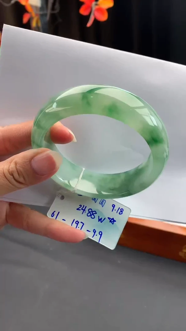 未镶嵌手镯翡翠自带#送人#，联系客服核对地址~