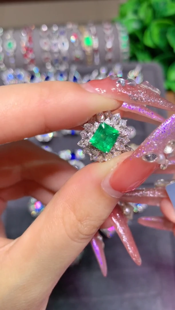 18K金镶嵌戒指祖母绿1.06CT