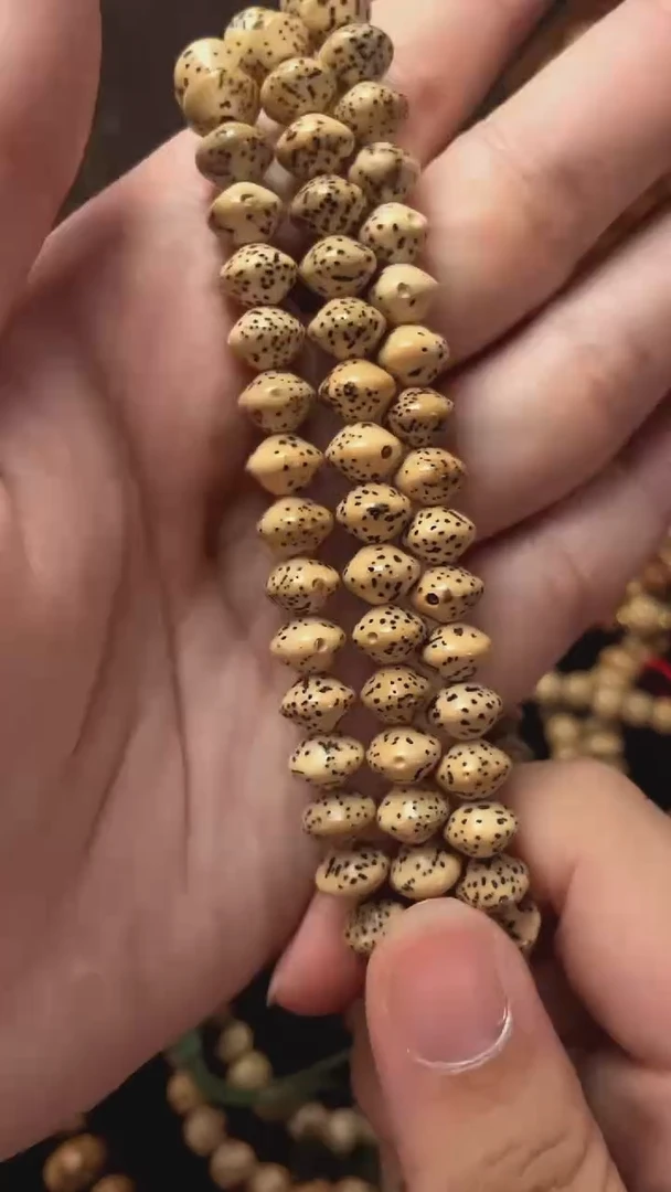 星月菩提吊坠大年份陈籽8*6飞碟长串（B）