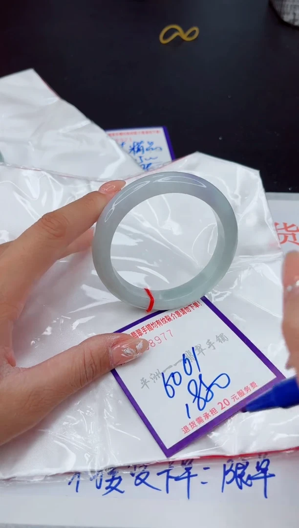 翡翠手镯未镶嵌1