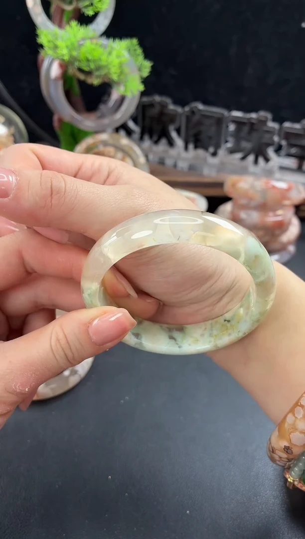 未镶嵌手镯（圆镯）石英质玉Z**?56