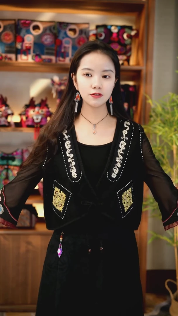 刺绣私人定制苗族手工衣服A9308