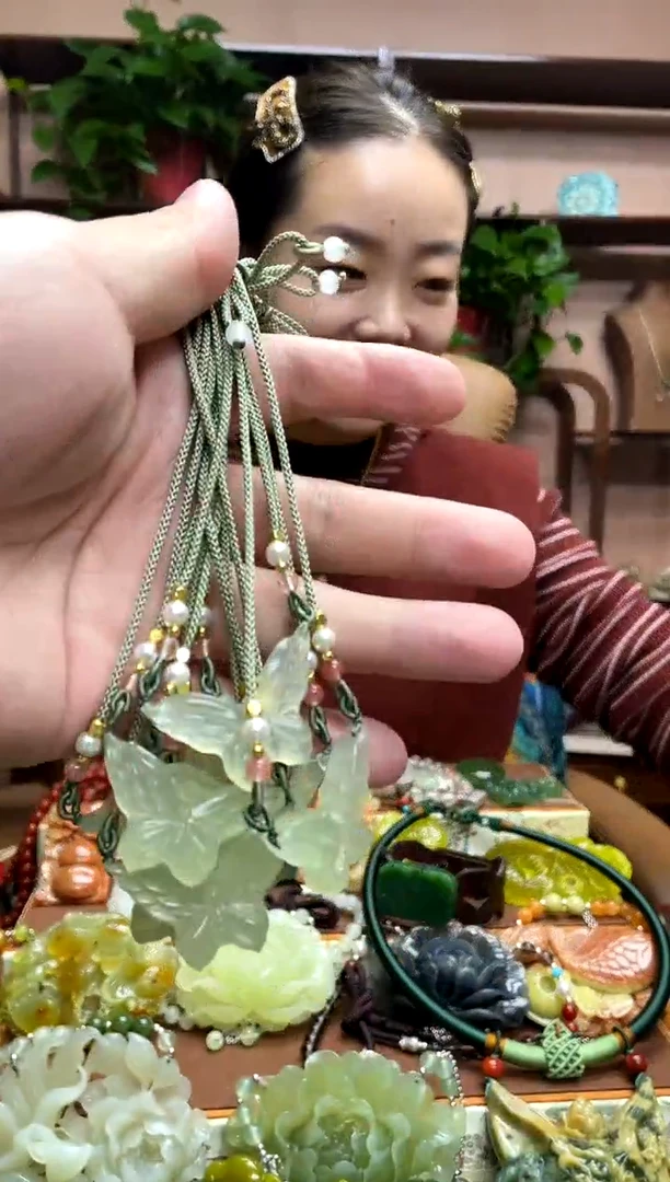 未镶嵌岫玉颈饰多样性发货发其中之一