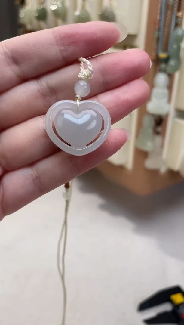 和田玉未镶嵌颈饰爱心吊坠（有内绺）