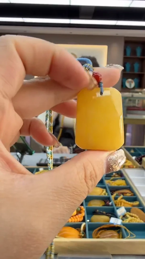 琥珀颈饰未镶嵌104秒拍号 假一罚三