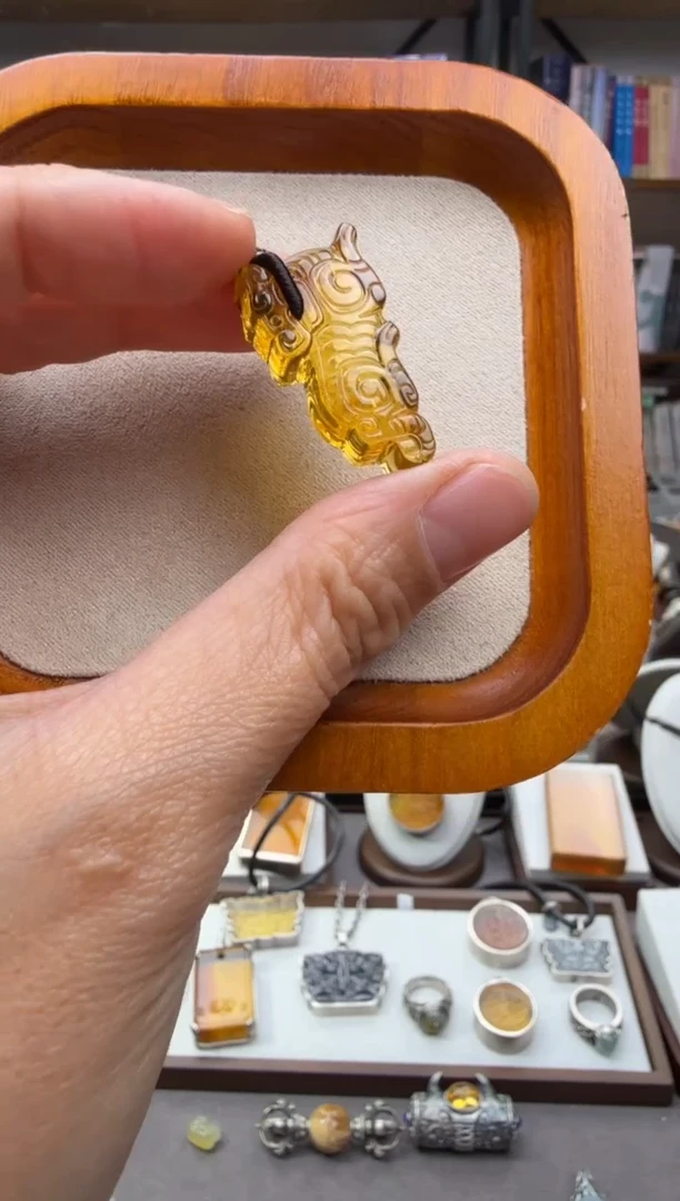 琥珀颈饰未镶嵌虎形佩吊坠