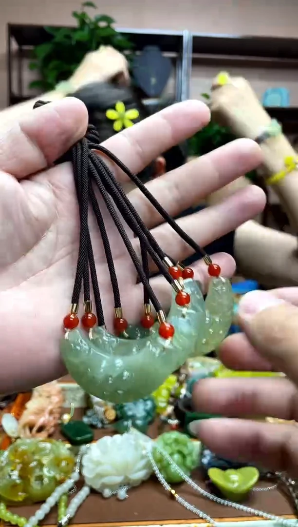 未镶嵌岫玉吊坠多样性发货发其中之一