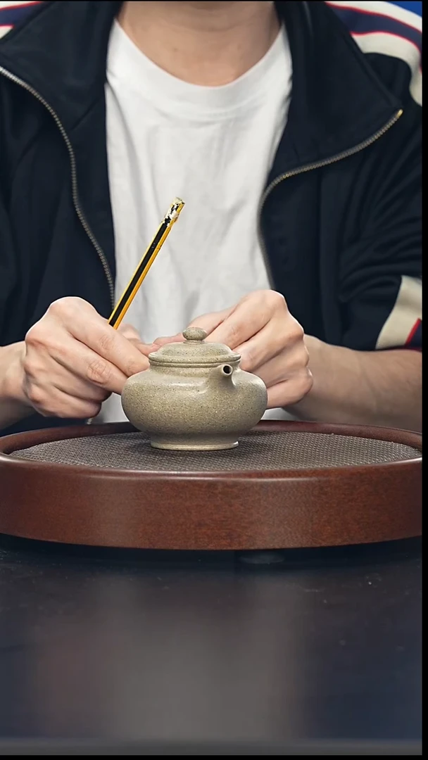 茶壶紫砂掇只-黑段-全手工微微瑕-200cc