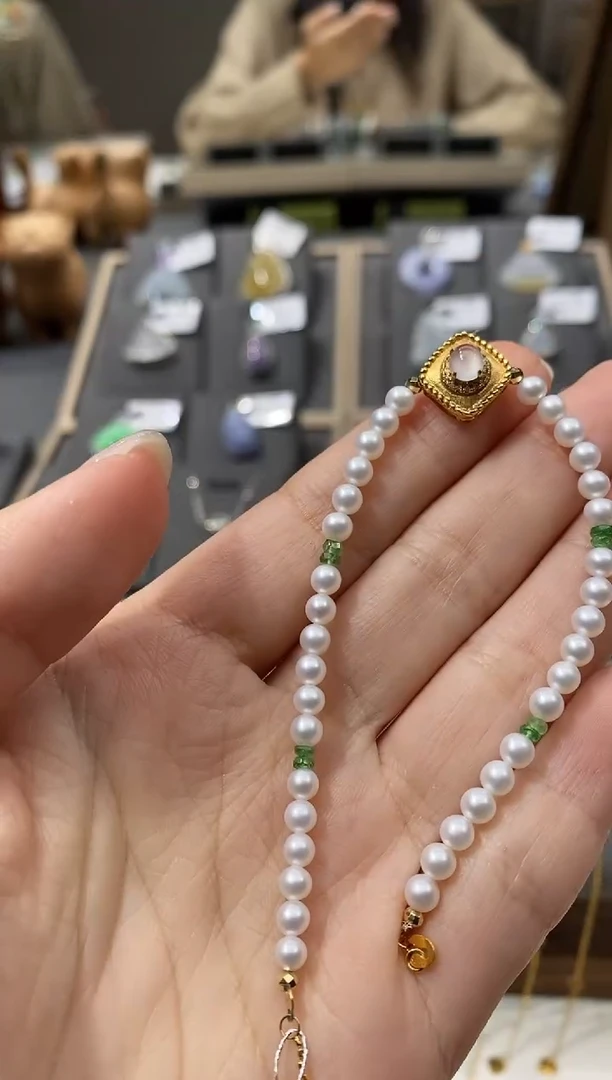 颈饰18K金镶嵌翡翠手链