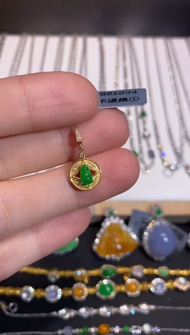 颈饰18K金镶嵌翡翠吊坠