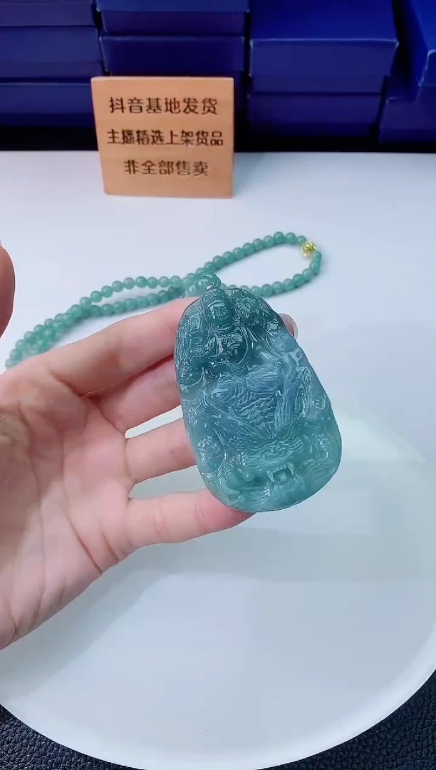 翡翠未镶嵌颈饰    `