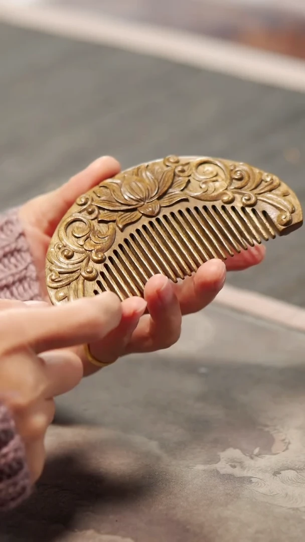 【闪购商品】金丝楠木雕精修芙蓉梳