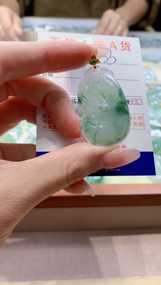 颈饰18K金镶嵌翡翠天然缅甸a货翡翠