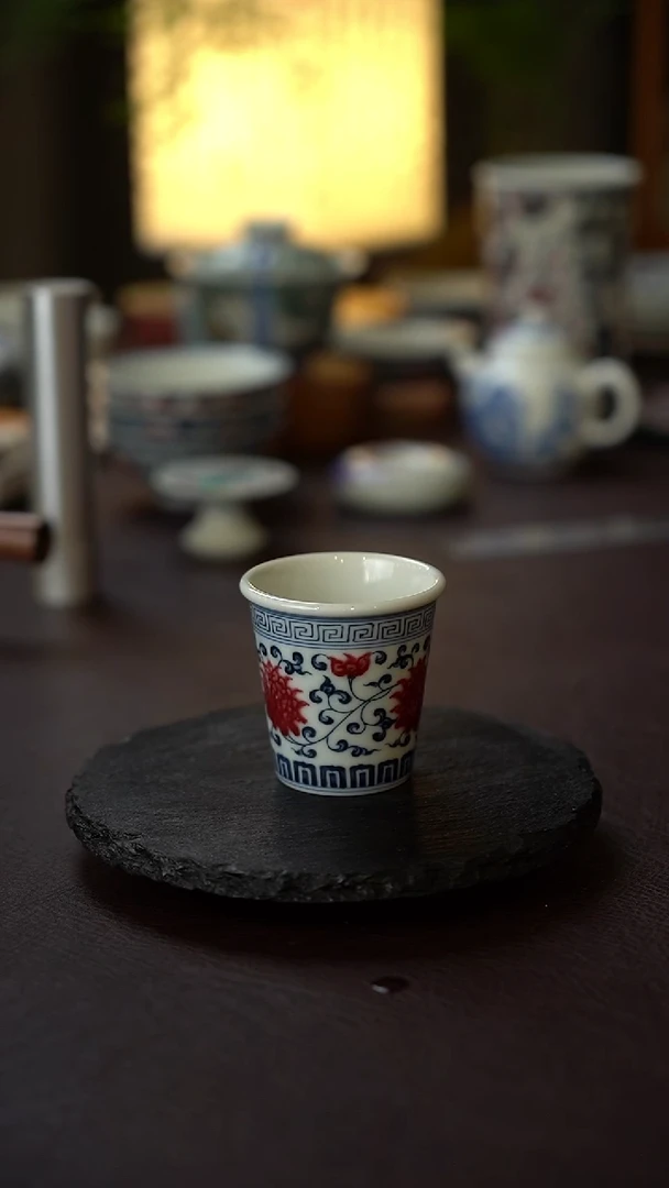 26景德镇全手工手绘青花釉里红缠枝莲可乐杯