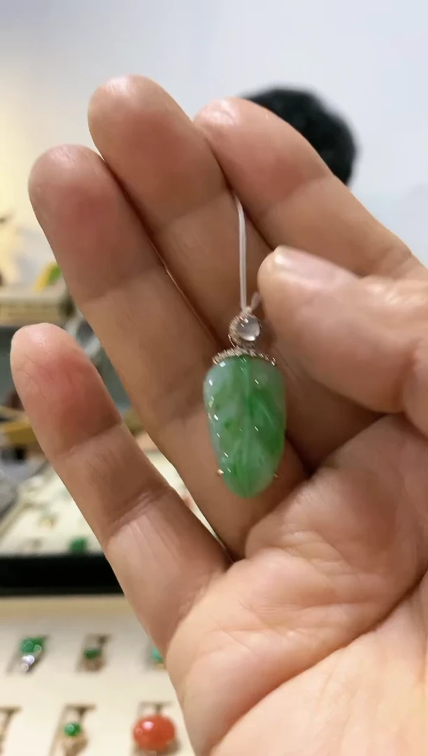 颈饰18K金镶嵌翡翠吊坠