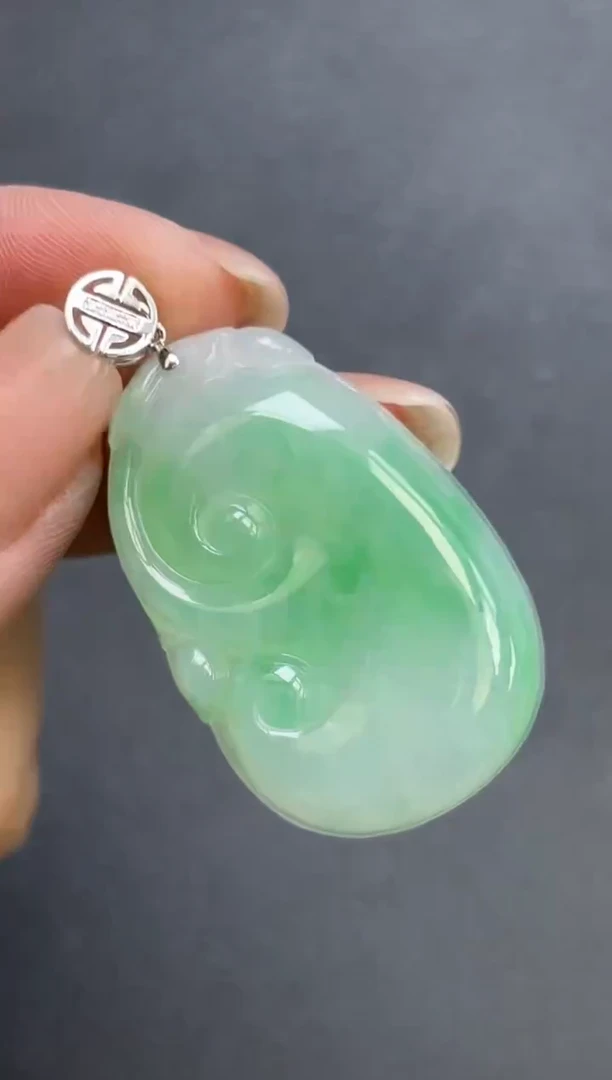 颈饰18K金镶嵌翡翠如意