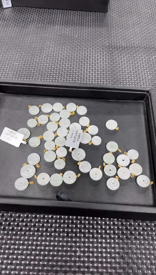 颈饰18K金镶嵌翡翠（多样性发一件）