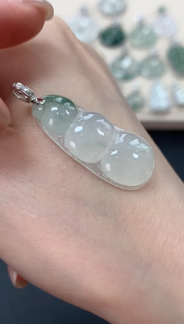 翡翠18K金镶嵌吊坠(不含链)福豆吊坠680