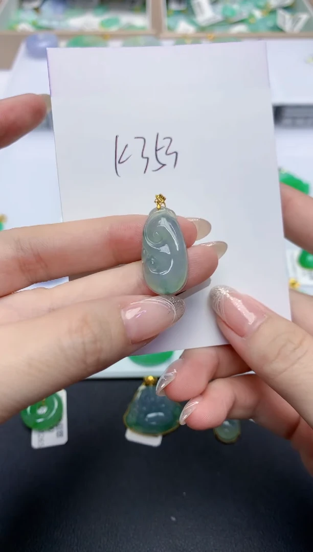 翡翠18K金镶嵌颈饰天然缅甸A货翡翠