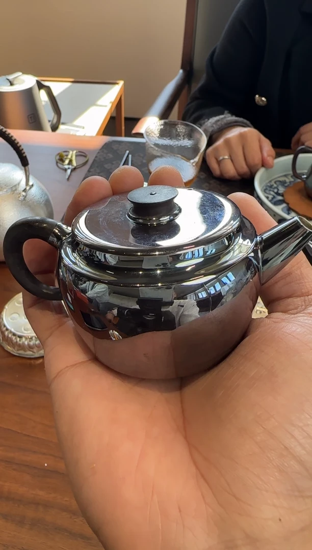 呆坐 玄紫手敲镜面德馨壶