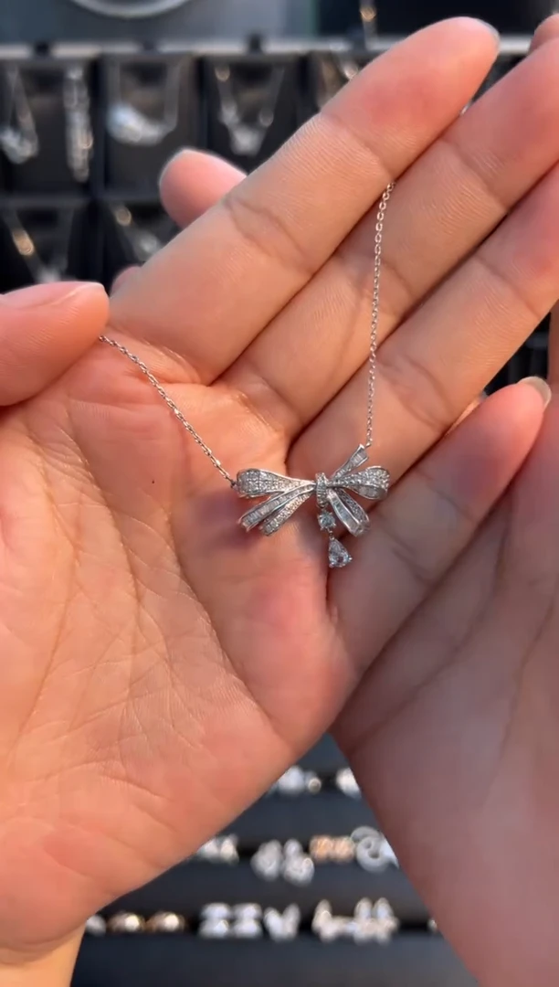 颈饰钻石18K金镶嵌蝴蝶吊坠